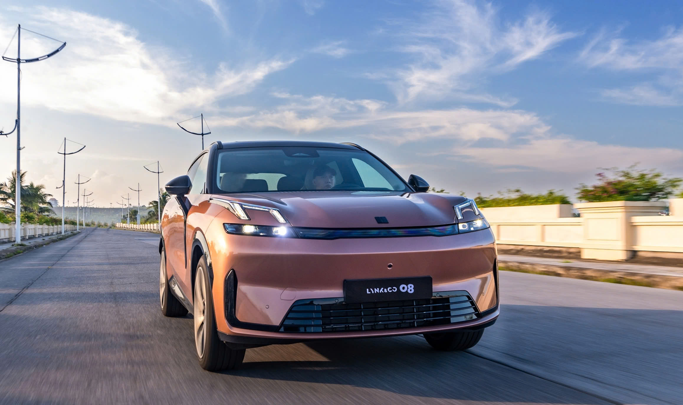 Giá lăn bánh Lynk & Co 08 tại Hà Tĩnh